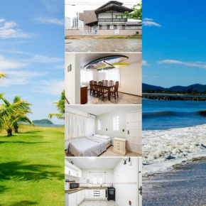 CASA COMPLETA 150m Praia acomoda até 11 pessoas Quartos com Ar condicionado Cozinha Completa Estacionamento para 4 carros Churrasqueira Wi-Fi Reserve agora mesmo
